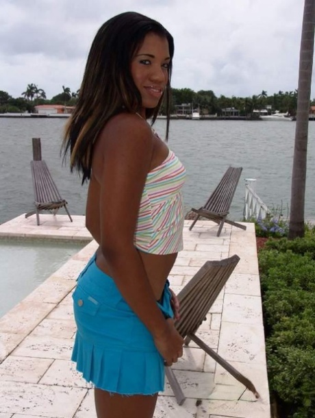 Petite amie latina regardant libre nu des photos